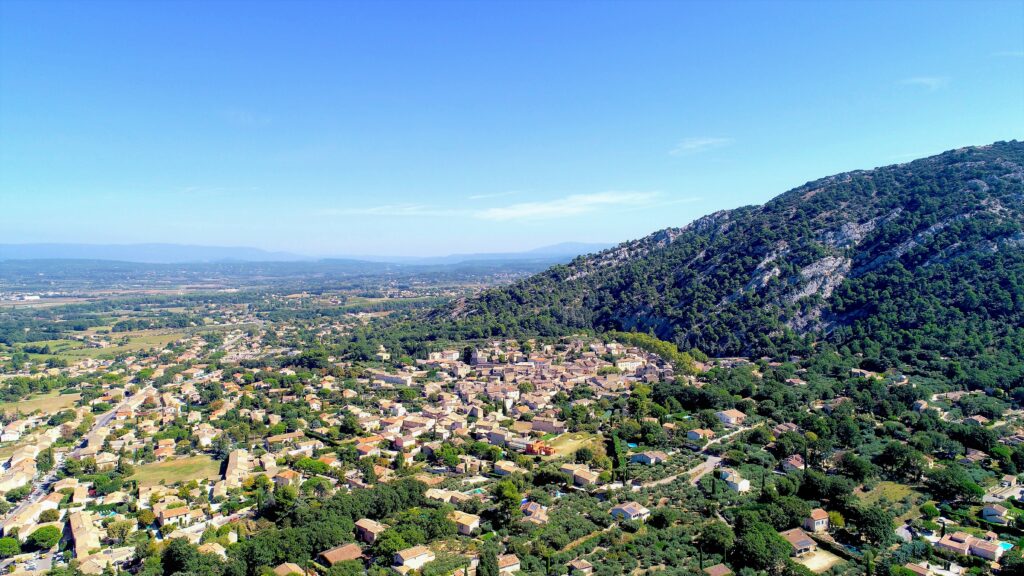 village de Robion situé dans le vaucluse, au pied du Luberon